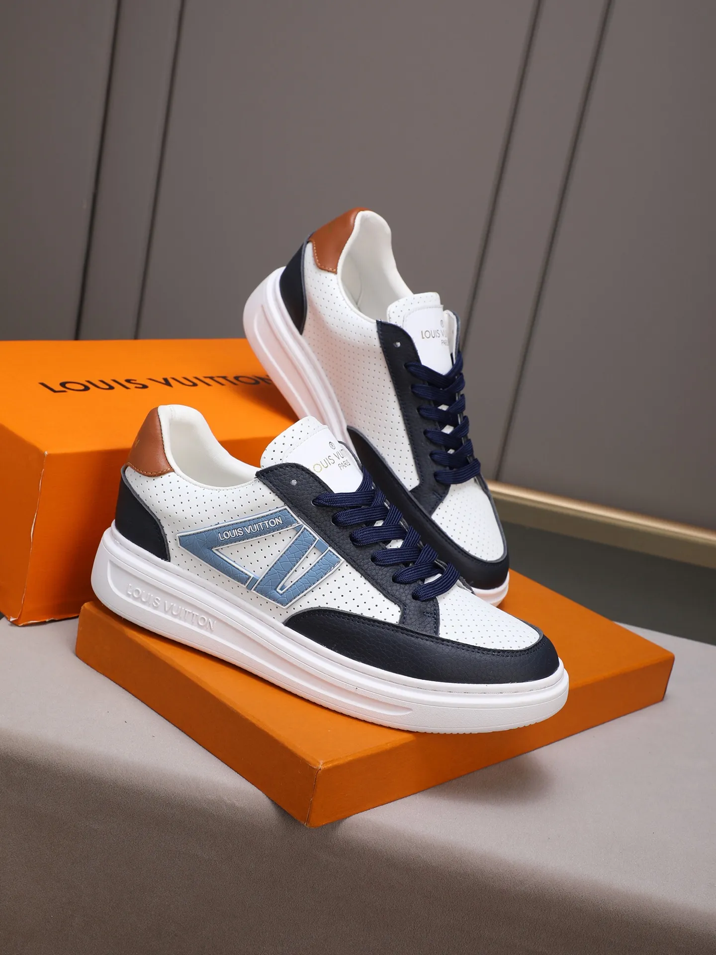 PP420 main model 👍👍👍2025 new LOUIS VUITTON [Luden Yiwei]——LV upper [Lv]🇮🇹Imported first-layer cowhide embossed🇩🇪Inside imported sheepskin lining ➕Non-slip and wear-resistant outsole. Every man's identity is reflected in his elegant and stable upper shoes🚶🏻🚶🏻📯 No matter the wind or rain, the shoe last remains unchanged and can stand the test of time🔍️. ——Code number: 38-44 (45 can be customized)